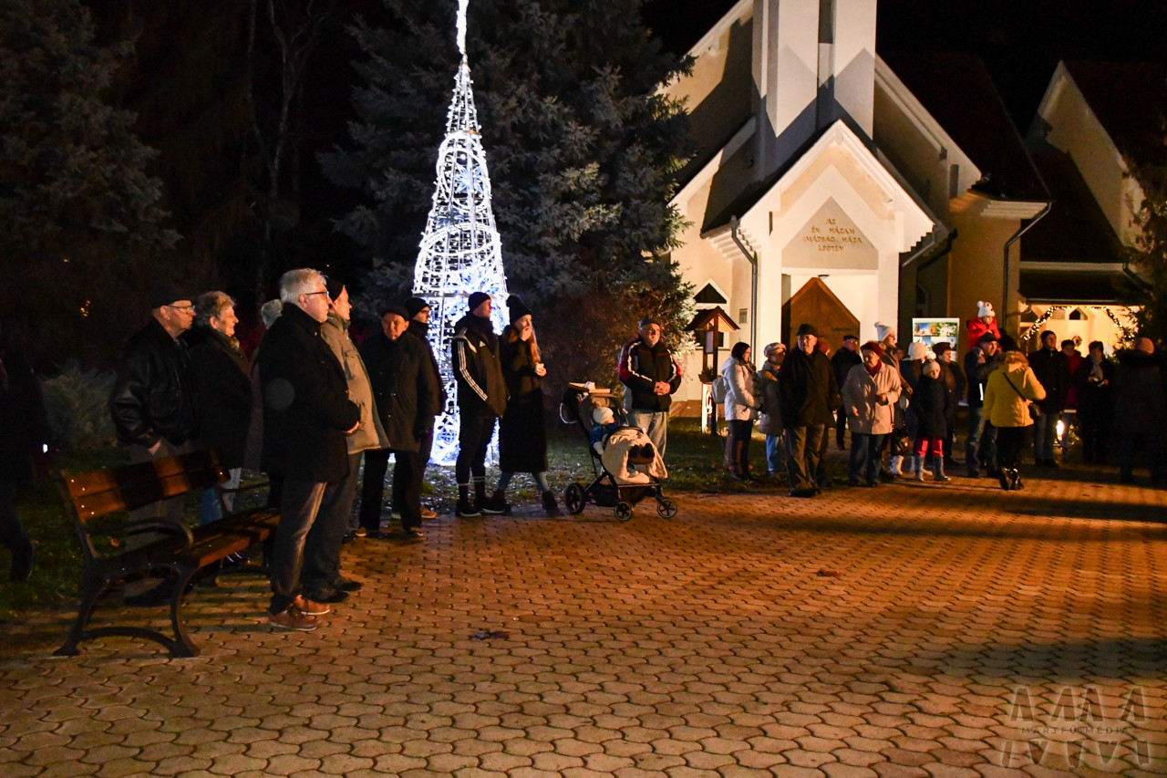 2025.12.14 - III. Adventi gyertyagy�jt�s a Szent Istv�n t�ren (k�pek: Pol�k Bogl�rka)