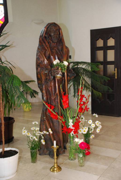 A templombelsõt Meszl�nyi J�nos szobr�szmûv�sz alkot�sai d�sz�tik