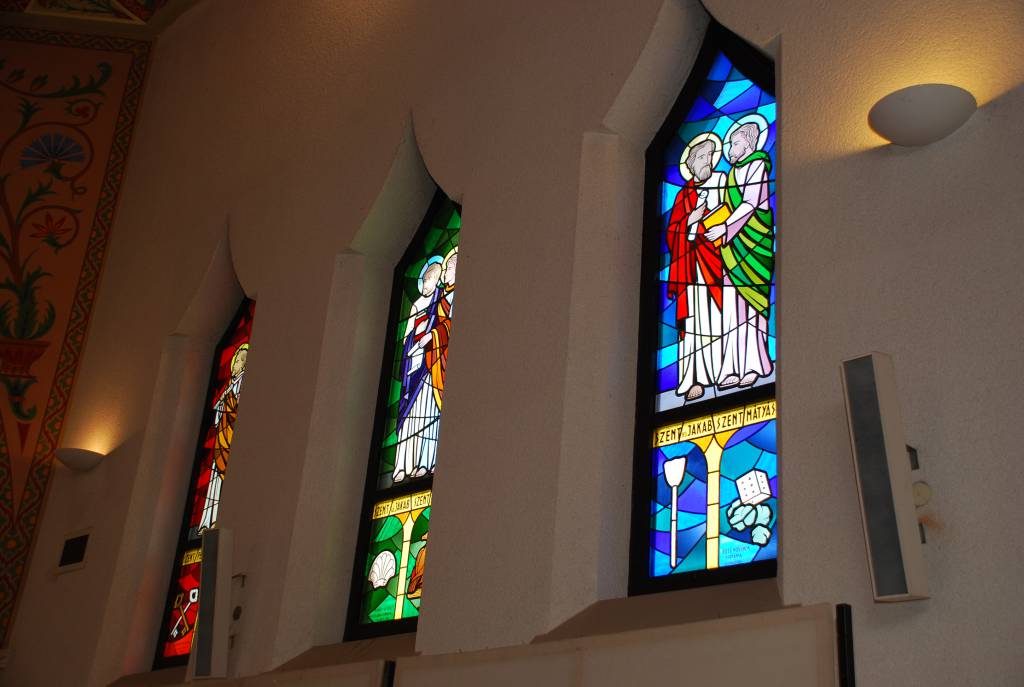 A sz�nes, �lomkeretes ablakok Mohay Attila �vegfesõ mûv�sz munk�i