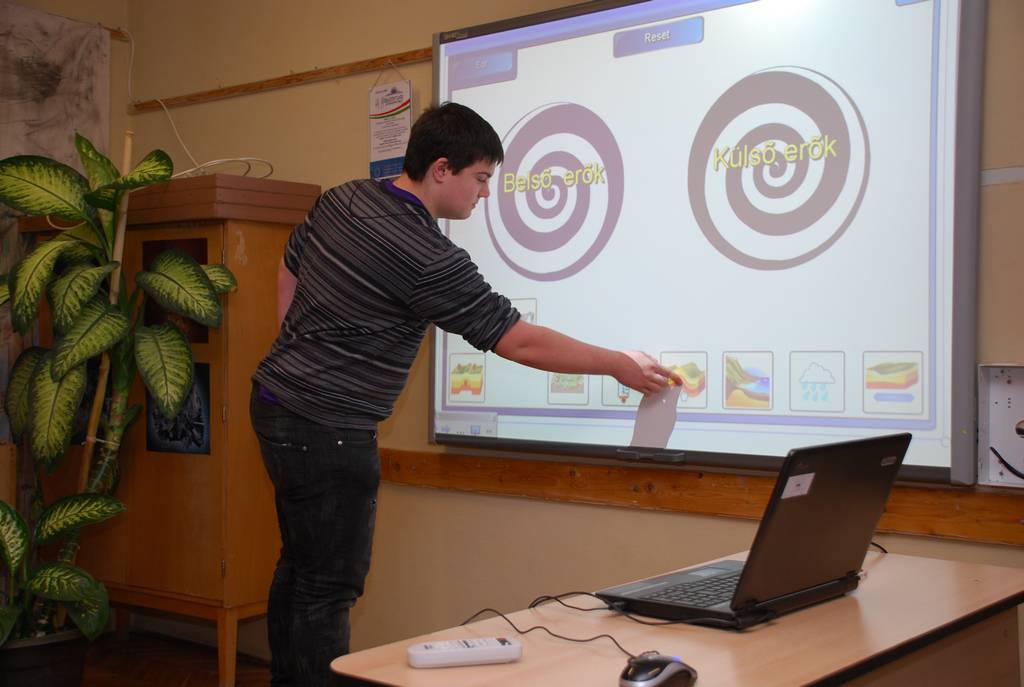 Interaktív tábla segíti a ma tanulóinak oktatását