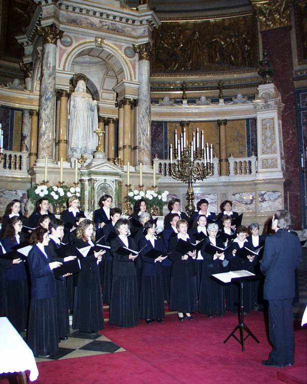 A Martfû Városi Nõi Kar jótékonysági koncertje a budapesti Bazilikában, 2000